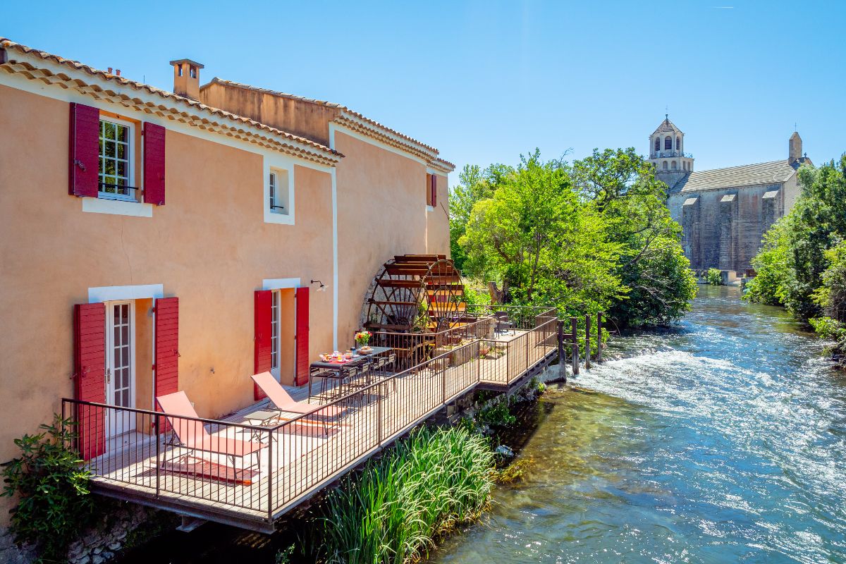 La Maison du Moulin, sa roue de moulin et la Sorgue