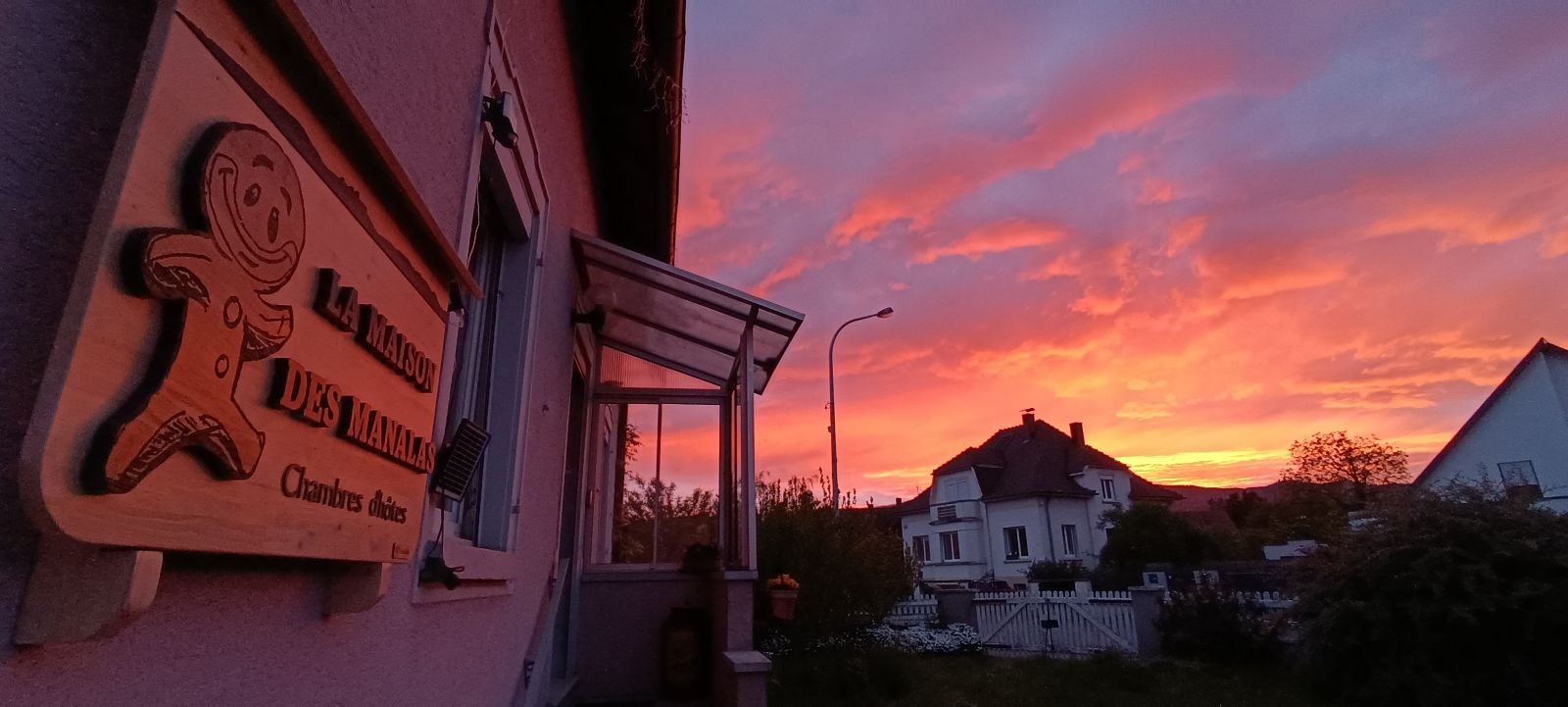 Coucher de soleil sur la maison