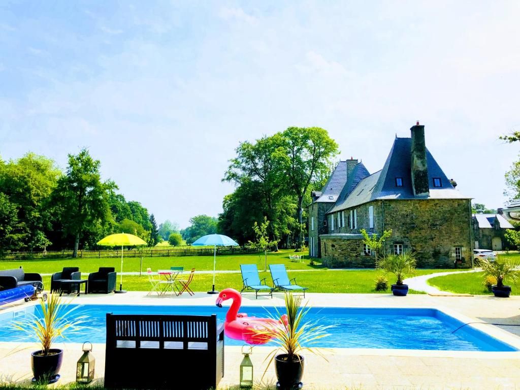 La piscine du chteau de la Croix Chemin