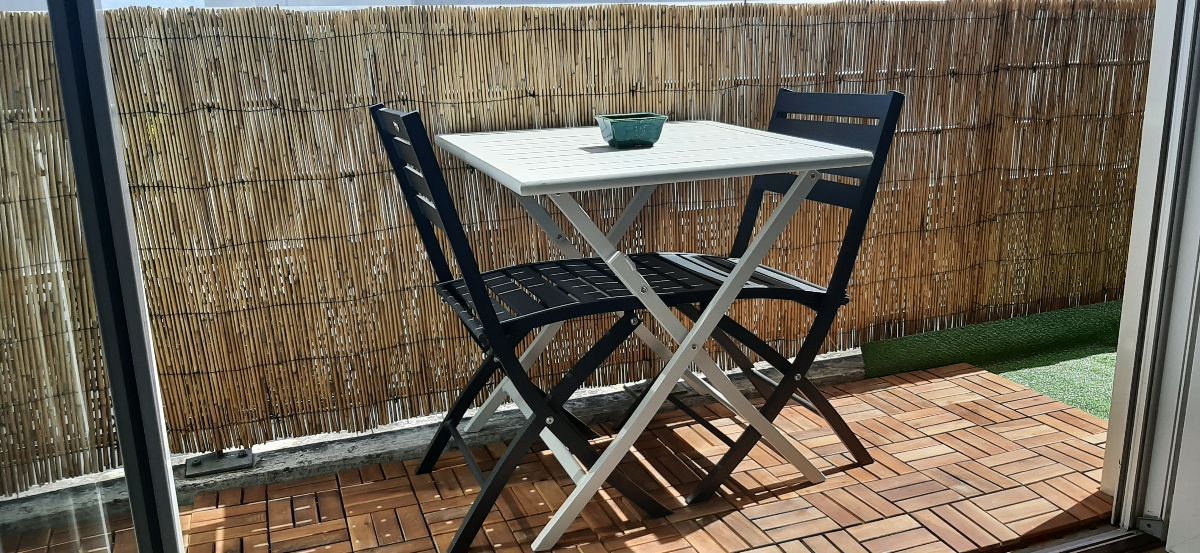 La table sur le balcon