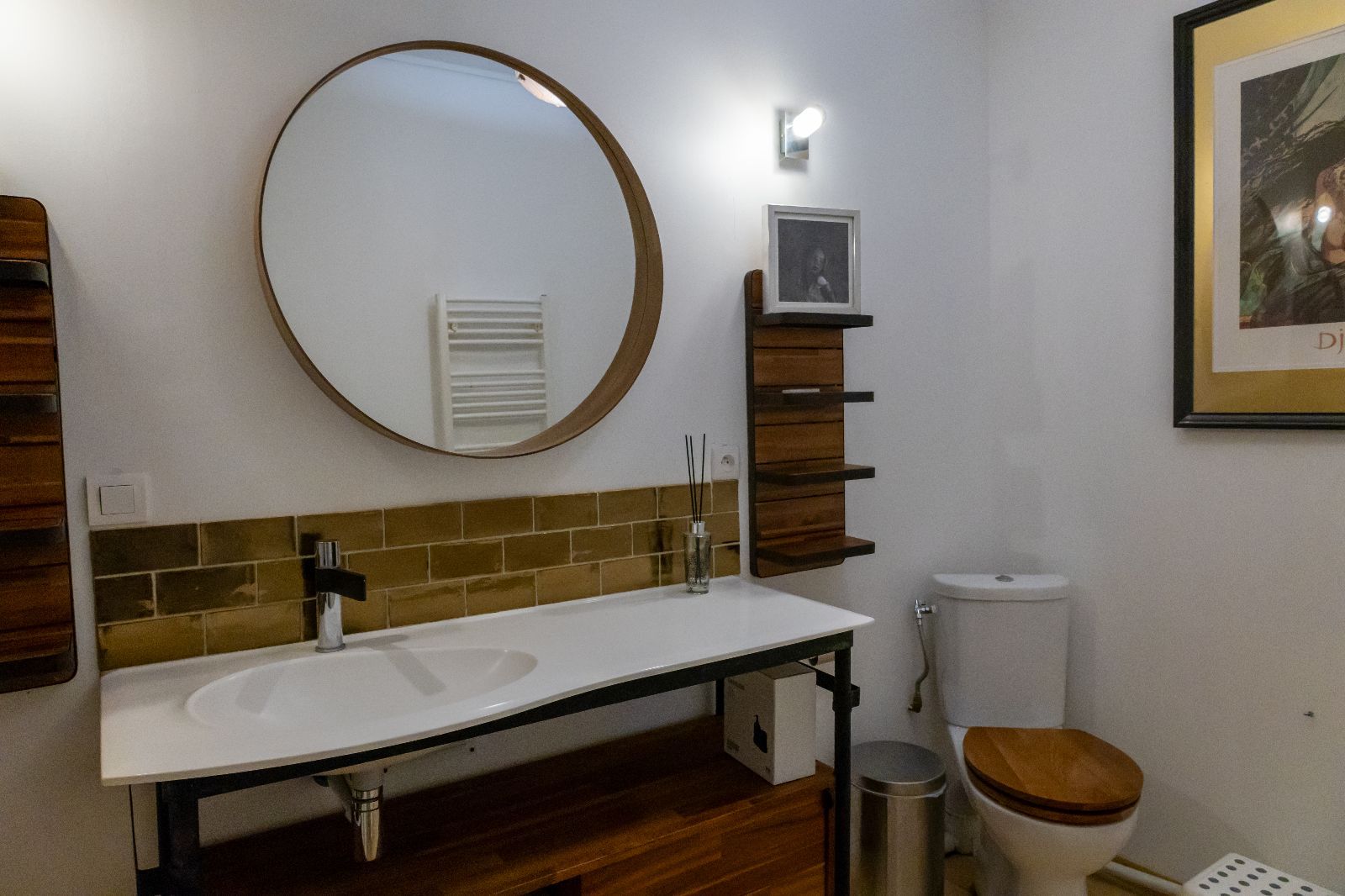 salle de bain ( baignoire,avec rideau de douche, bidet, wc, lavabo)