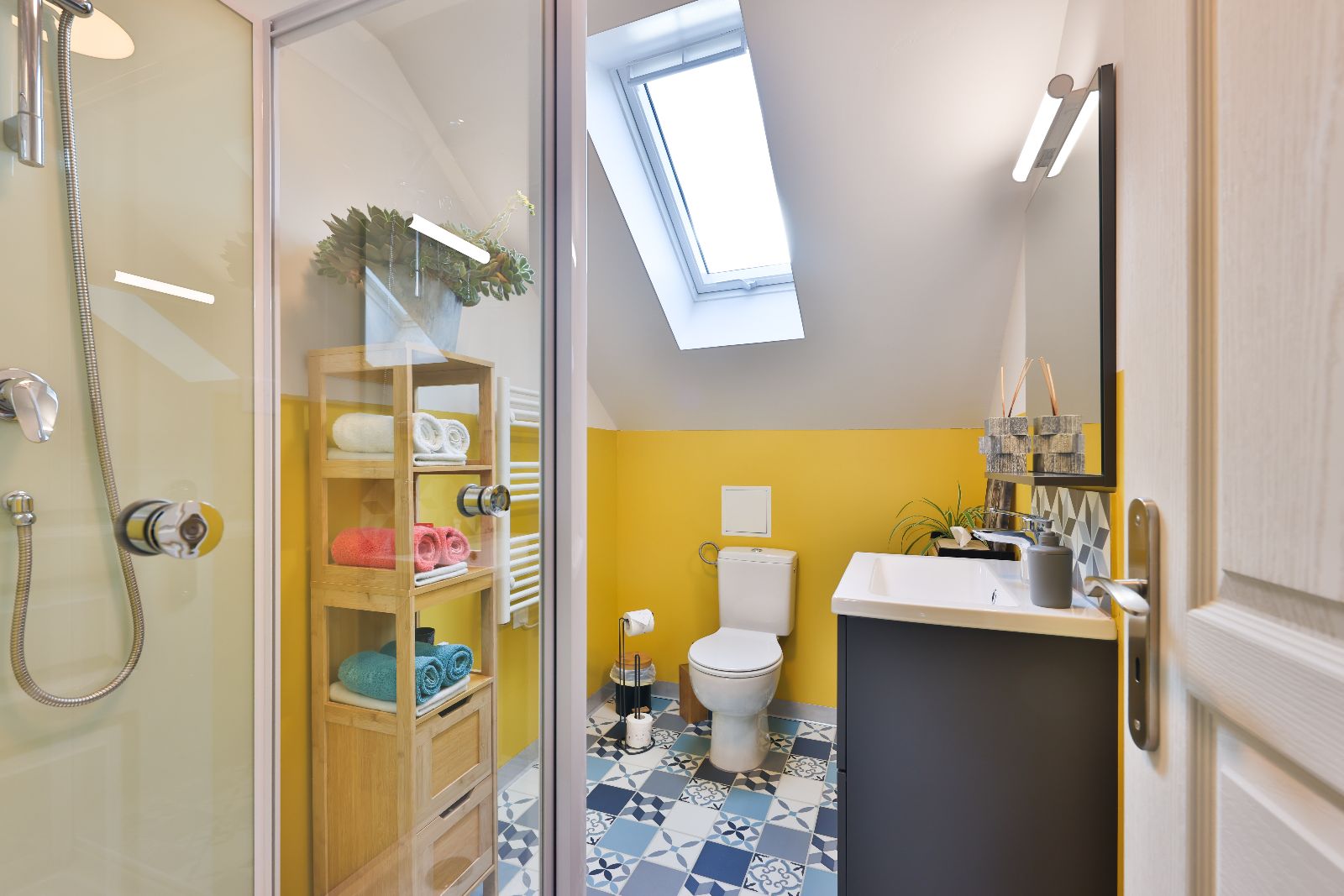 Salle de bain partage entre les chambres bleue et rouge