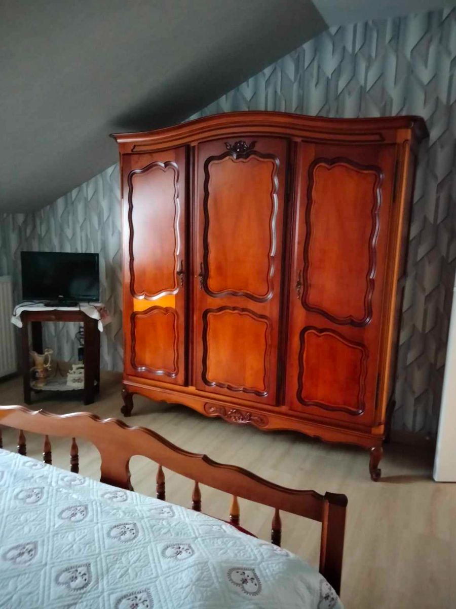 Armoire et TV chambre Valras