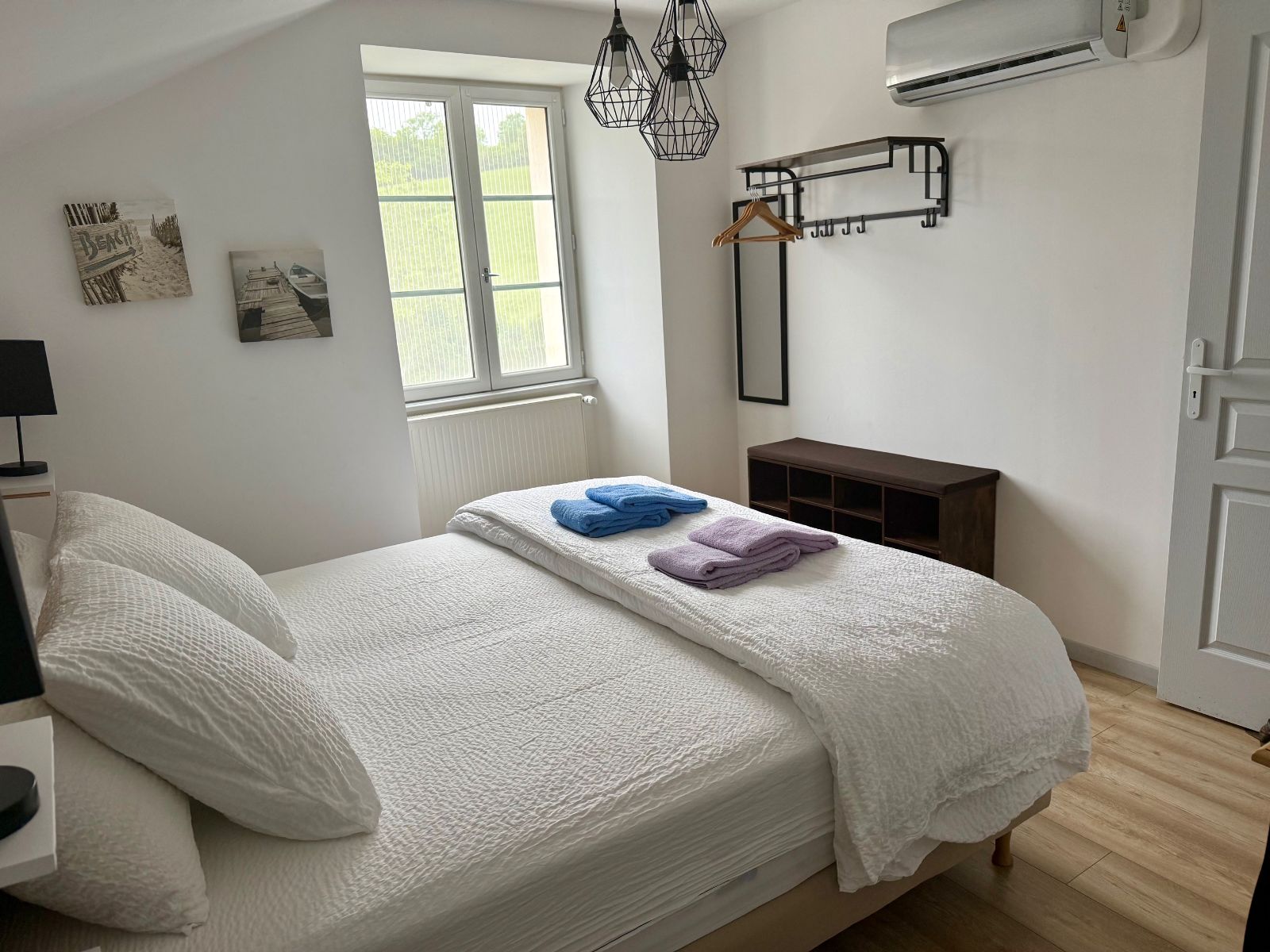 Premire chambre avec couchage 180x200 cms (possibilit 2 couchages de 90x200 cms)