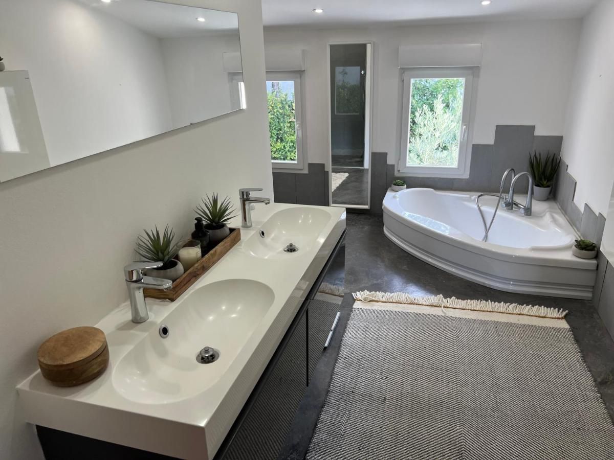 Grande salle de bain partagée - Masaï et Safari (baignoire et douche italienne) Grande salle de bain partagée - Masaï et Safari (baignoire et douche italienne)