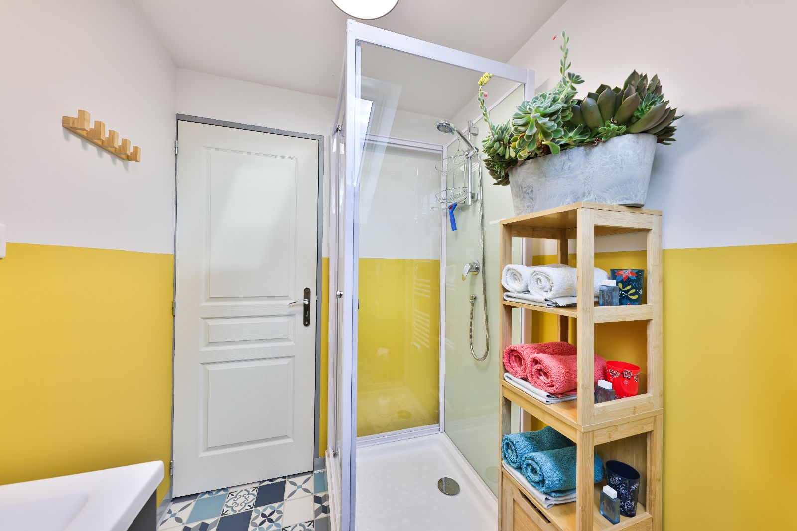 Salle de bain partage entre les chambres bleue et rouge