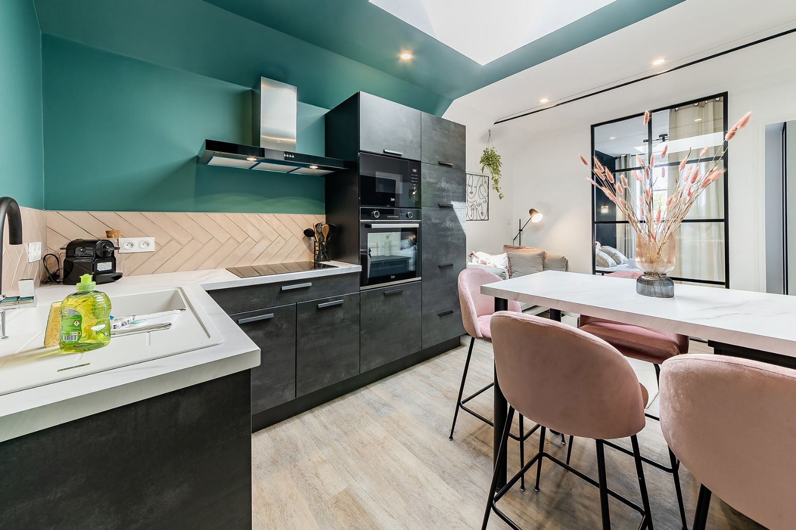 L'AZUR-Une ambiance apaisante, invitant à la détente et à la douceur de chaque moment. L'AZUR-Une ambiance apaisante, invitant à la détente et à la douceur de chaque moment.