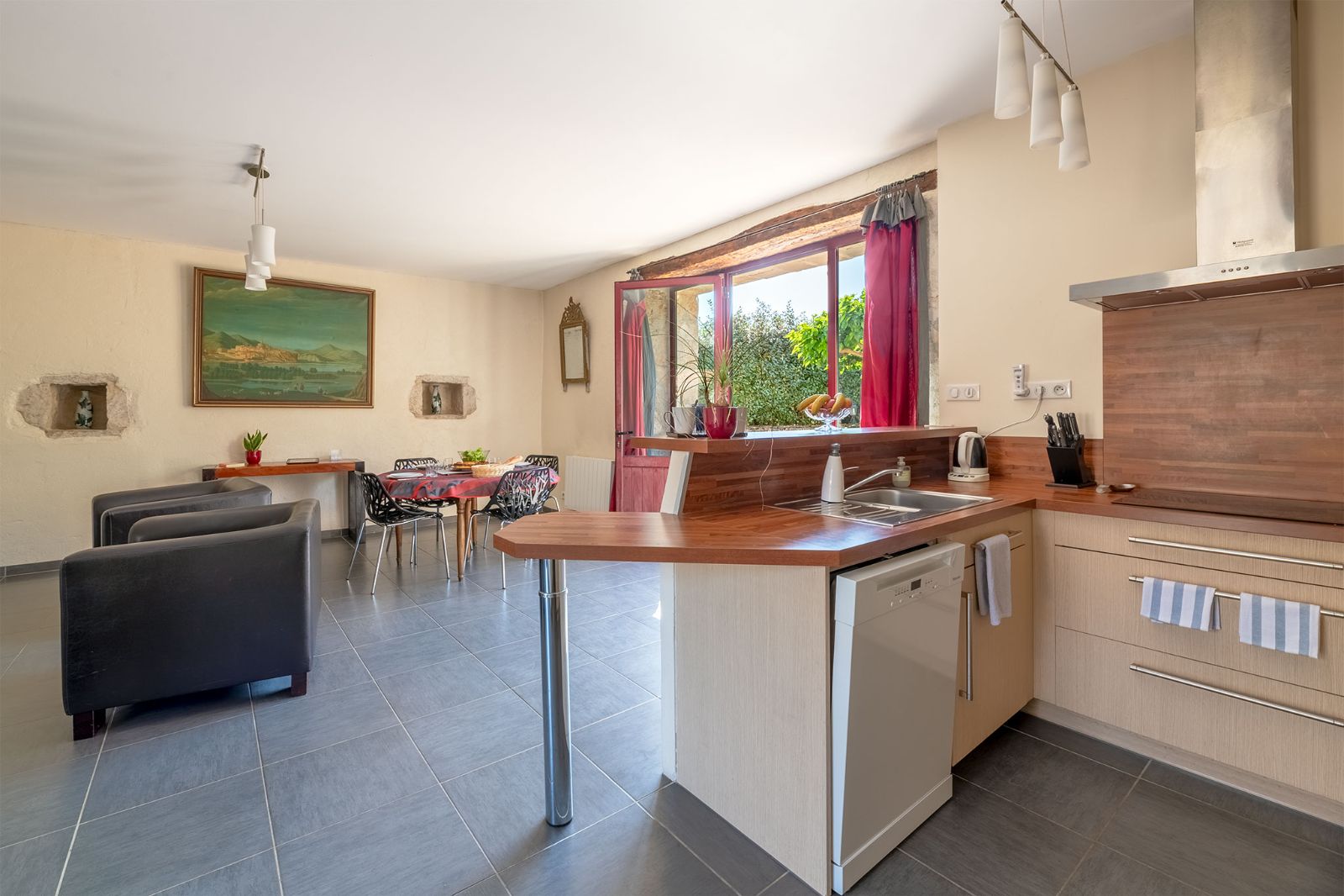 Cuisine équipée et terrasse de Jeanne Cuisine équipée et terrasse de Jeanne