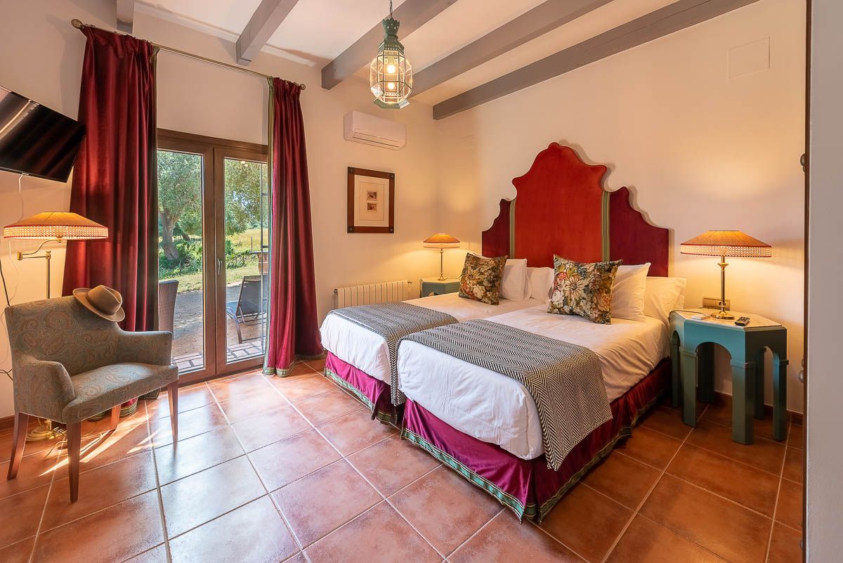 Chambre double suprieure : 33m2, grande salle de bain. Terrasse donnant sur Vejer. Accs au terrain.