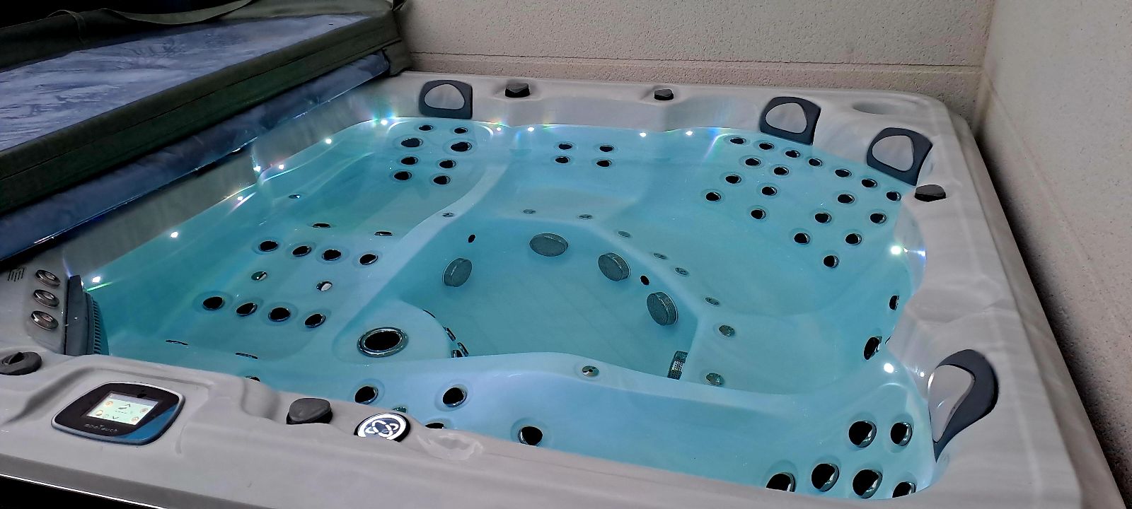 Le spa avec les 2 places allongées et 4 assises Le spa avec les 2 places allongées et 4 assises