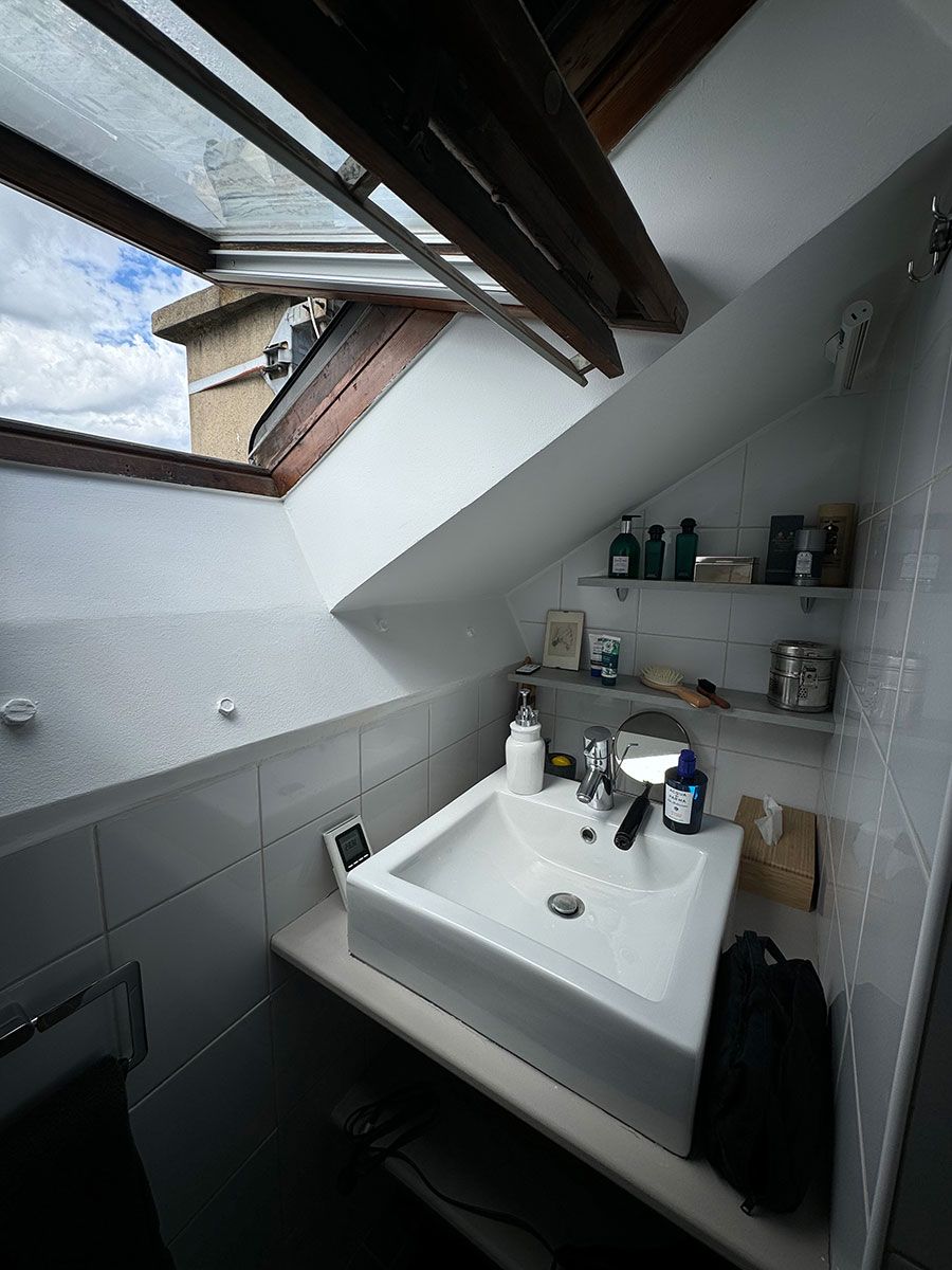 Salle de Douche ( avec lavabo, douche et WC )  