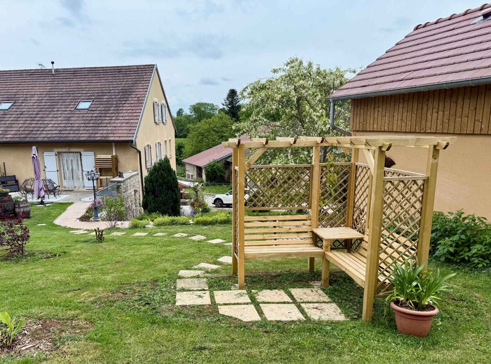 Grande maison, en amlioration permanente, on trouve au rdc, le logement des propritaires et le premier Gite Comt. Aux tage, 2 appartements trs calme en location  l'anne 