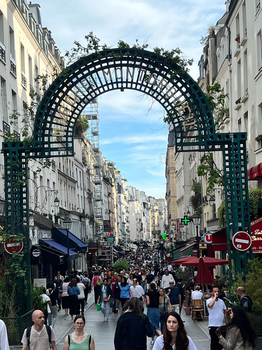 rue tous commerces au pied de l'appartement