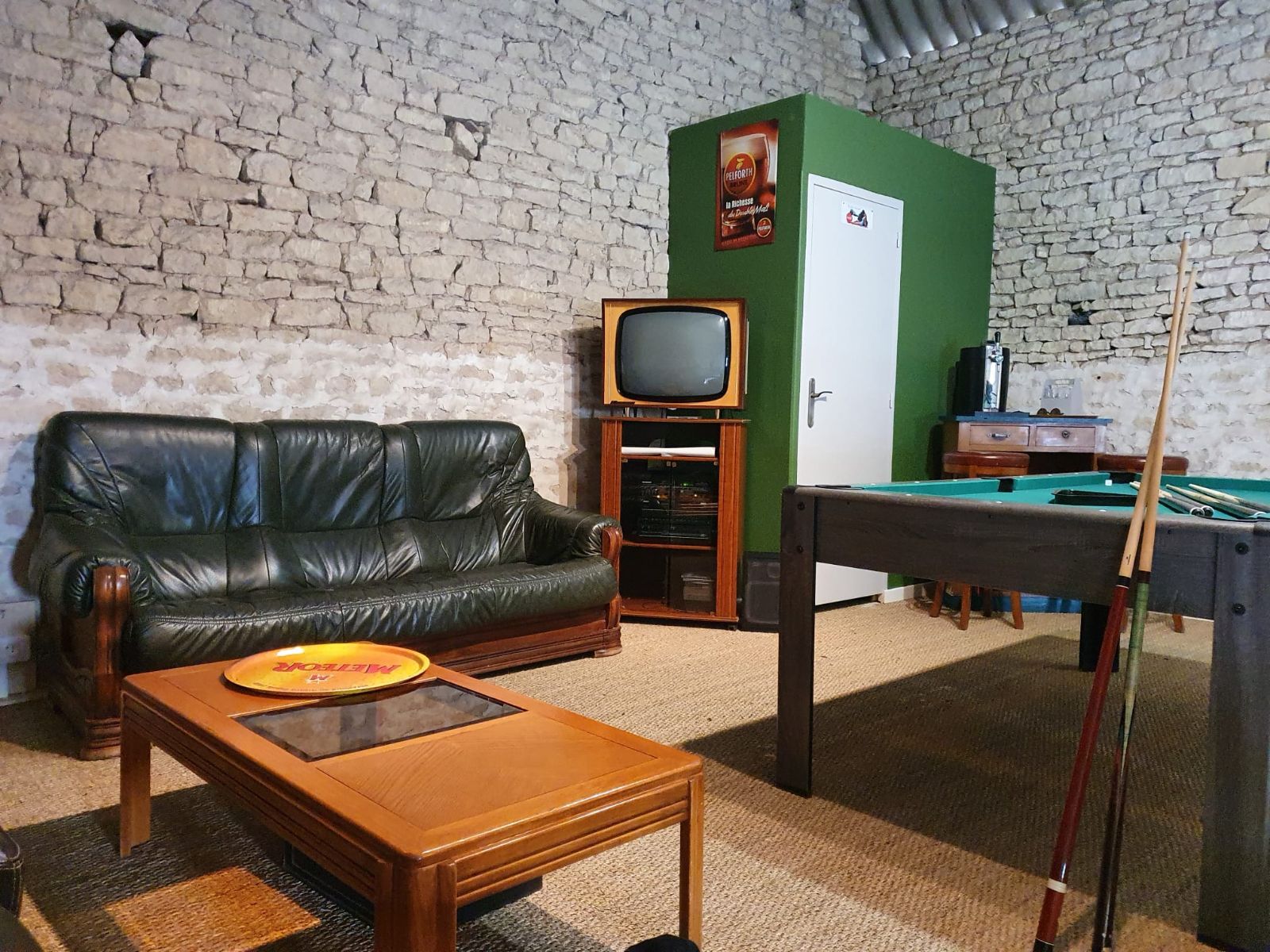 La salle de billard ouverte en journée La salle de billard ouverte en journée