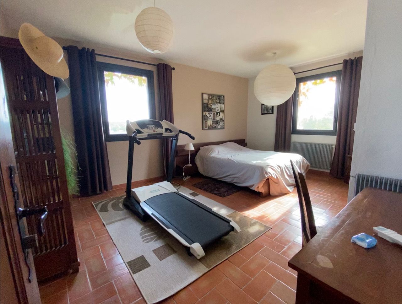 1 grande chambre à l'étage 1 grande chambre à l'étage