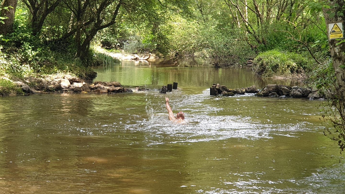 La rivière qui traverse la propriété permet aussi de nager La rivière qui traverse la propriété permet aussi de nager