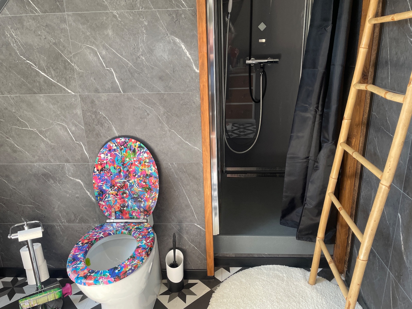 Salle d’eau et wc partagés à l’étage avec les 3 chambres Salle d’eau et wc partagés à l’étage avec les 3 chambres