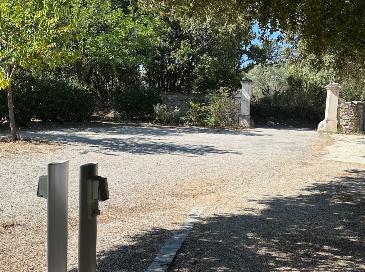 Parking avec prises pour vhicule ou vlo lectrique