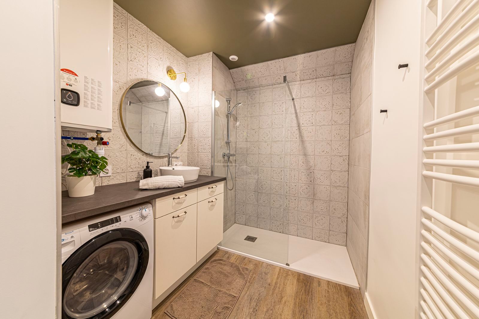 L'AZUR-Un espace raffiné où chaque détail, entre lignes épurées et matières nobles, invite à un moment de bien-être chic et apaisant. L'AZUR-Un espace raffiné où chaque détail, entre lignes épurées et matières nobles, invite à un moment de bien-être chic et apaisant.