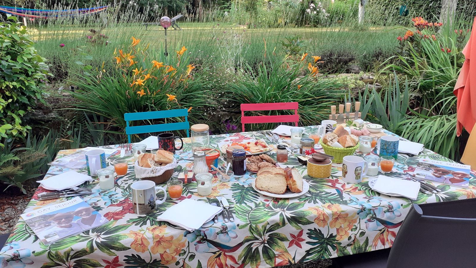 Petit-déjeuner estival en terrasse Petit-déjeuner estival en terrasse