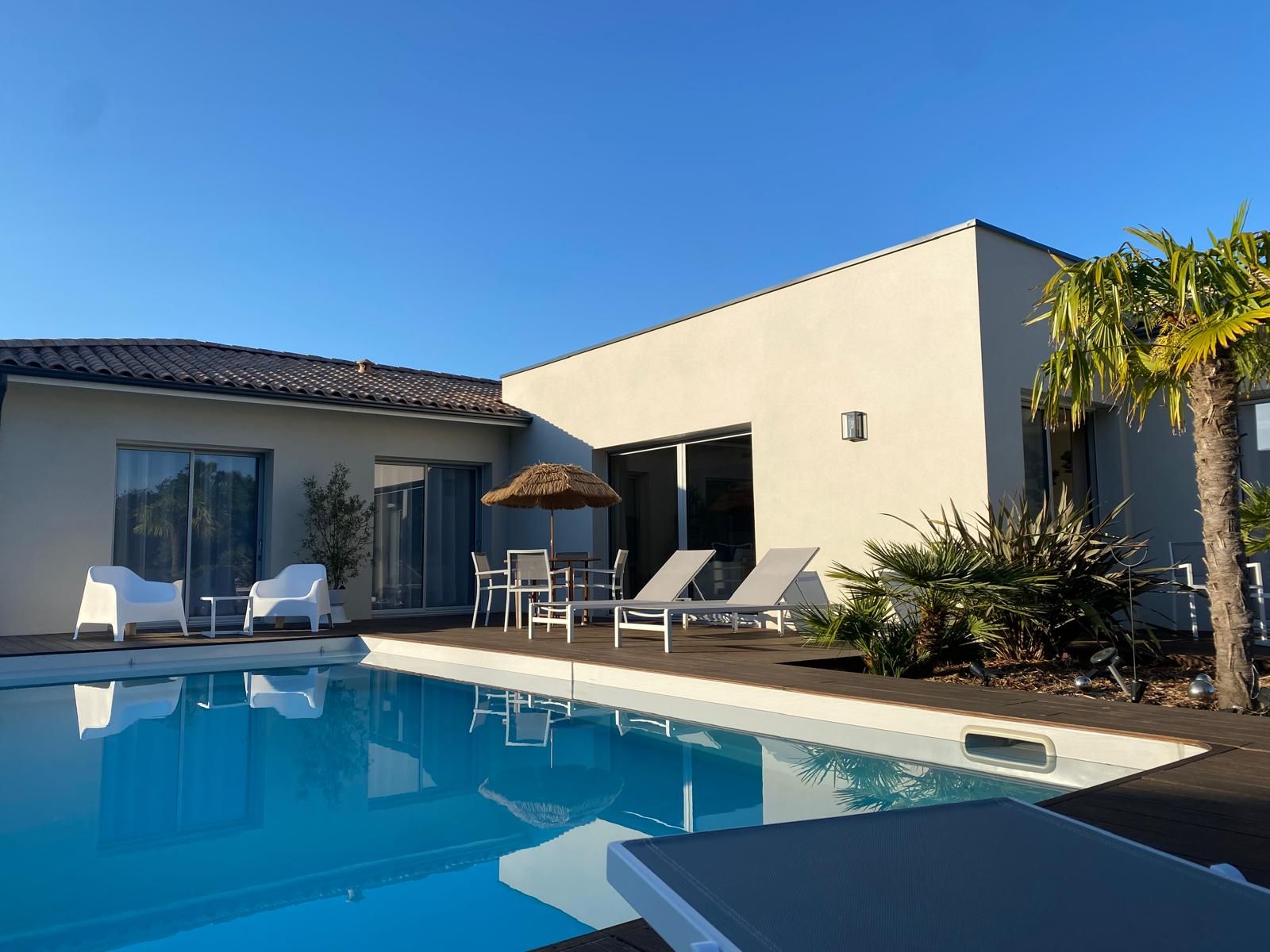 détente sur la terrasse en bois autour de la piscine détente sur la terrasse en bois autour de la piscine