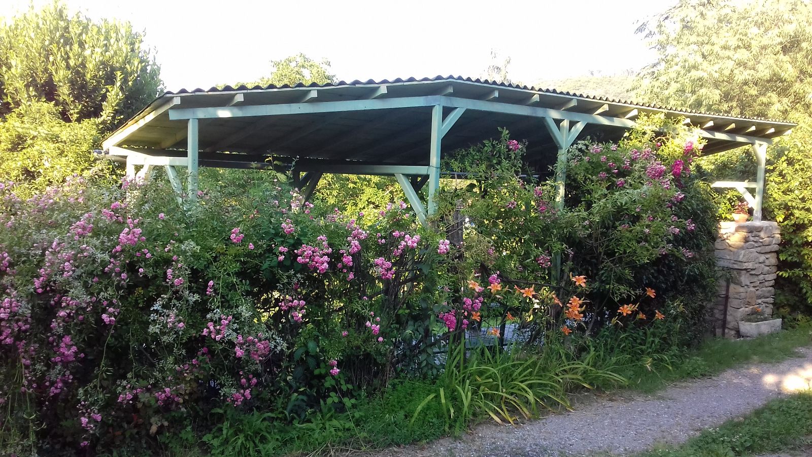 Le kiosque aux fleurs pour se reposer  l'ombre