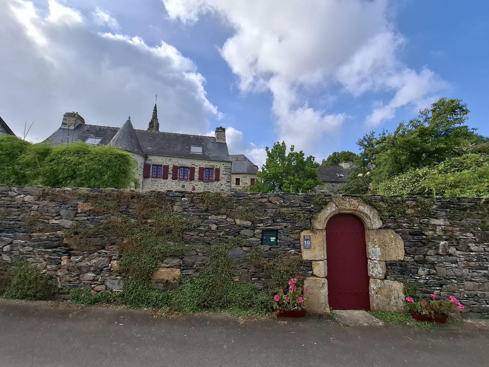 l'accès au Clos par le jardin l'accès au Clos par le jardin