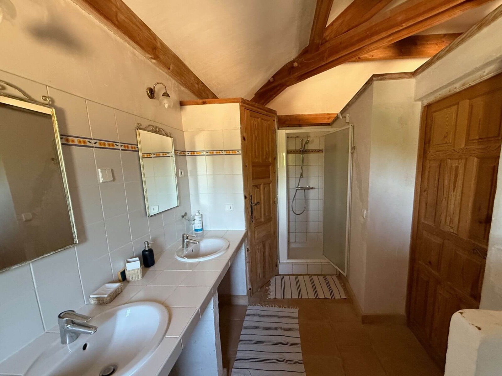 La salle de bain attenante à la chambre de l'étage La salle de bain attenante à la chambre de l'étage