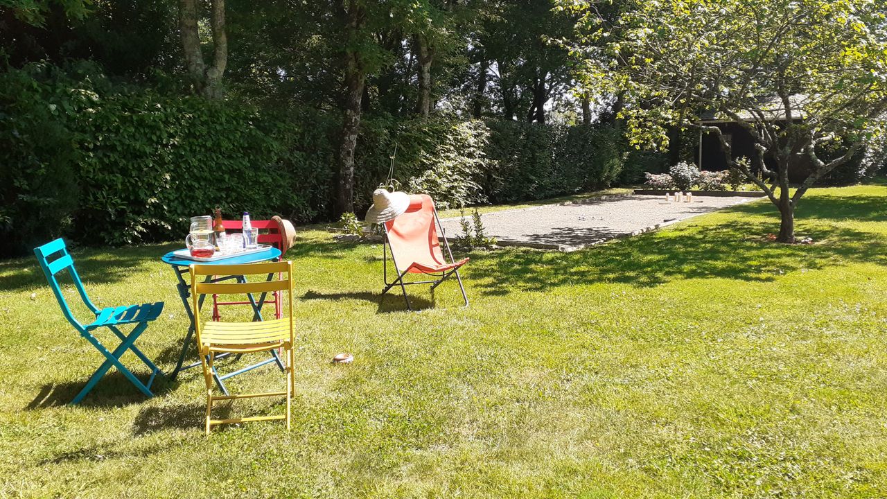Terrain de pétanque, à disposition, dans notre jardin Terrain de pétanque, à disposition, dans notre jardin