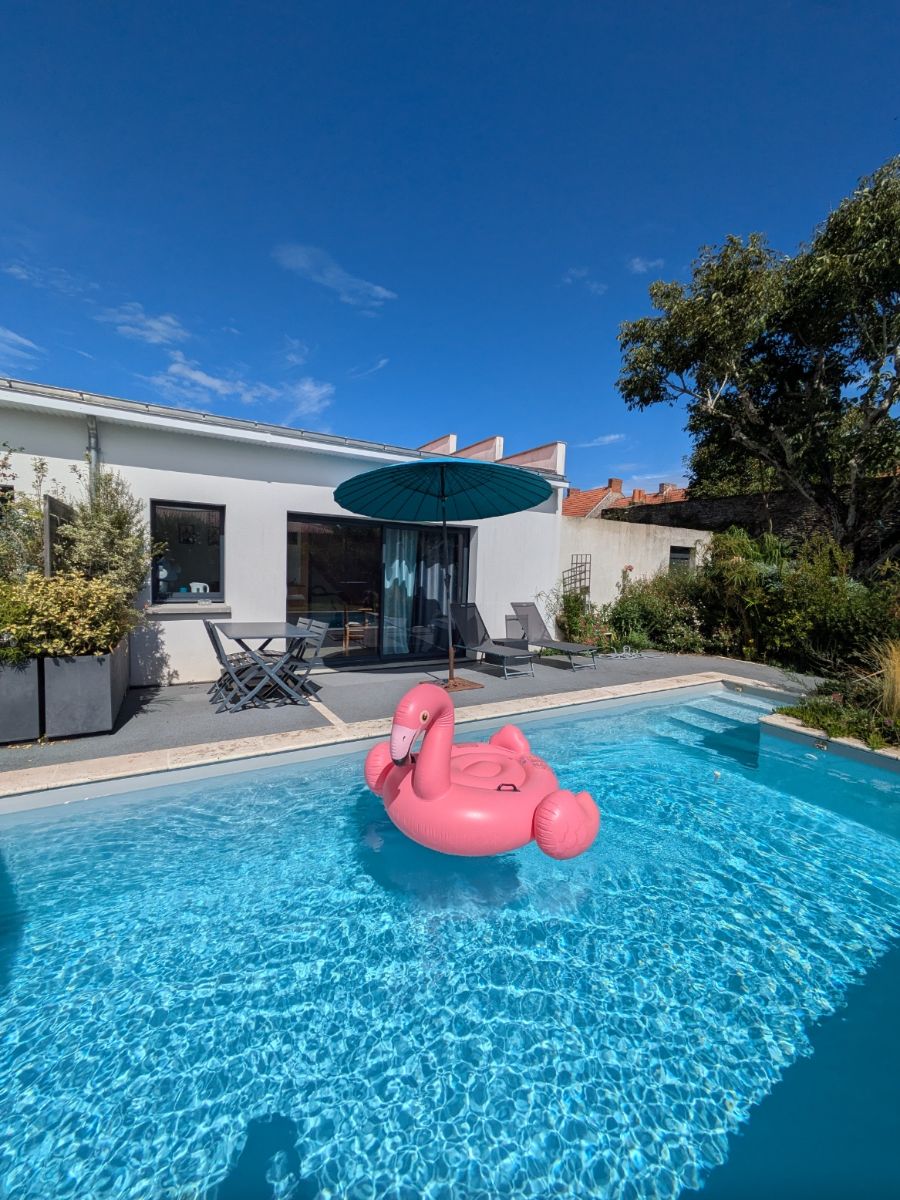 un endroit tres sympas pour prendre un verre ou manger un endroit tres sympas pour prendre un verre ou manger