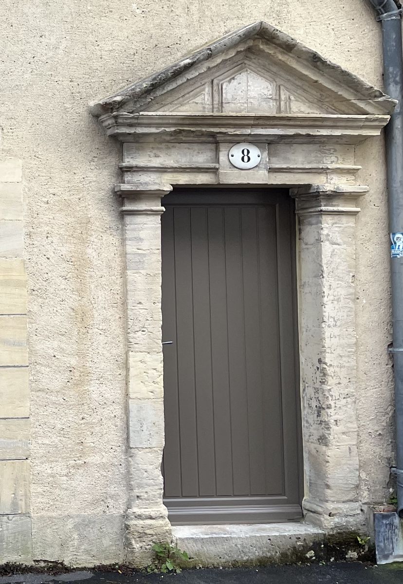 Porte d'entre de l'Atelier sur la rue