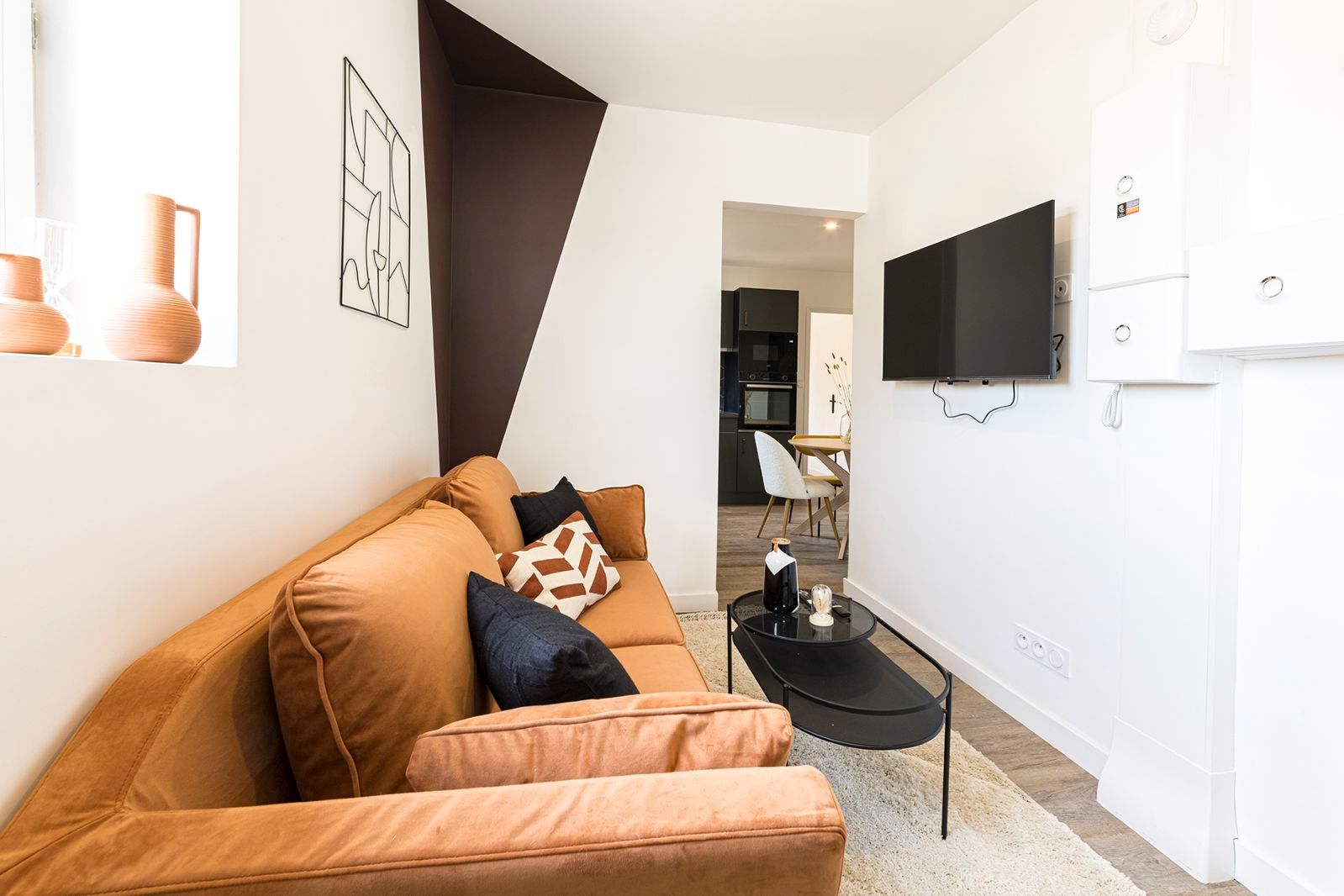 L'HERMES-Une atmosphère apaisante et chaleureuse, où chaque teinte invite à la détente et à la convivialité. L'HERMES-Une atmosphère apaisante et chaleureuse, où chaque teinte invite à la détente et à la convivialité.