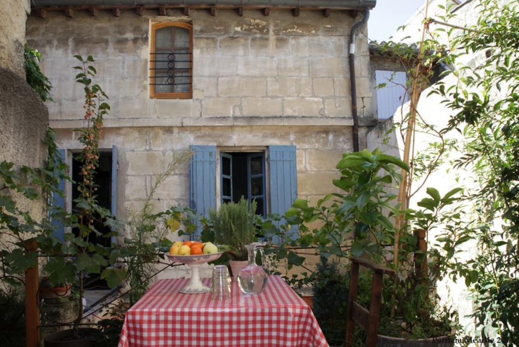 Patio intérieur ombragé et fleuri Patio intérieur ombragé et fleuri