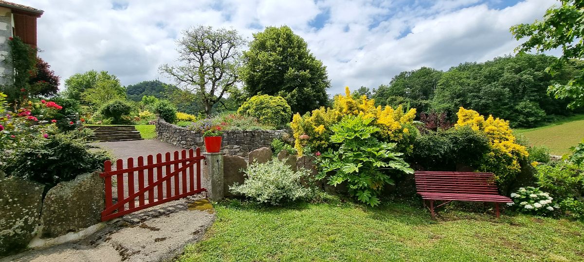 ENTREE ET VUE SUR  LES JARDINS 