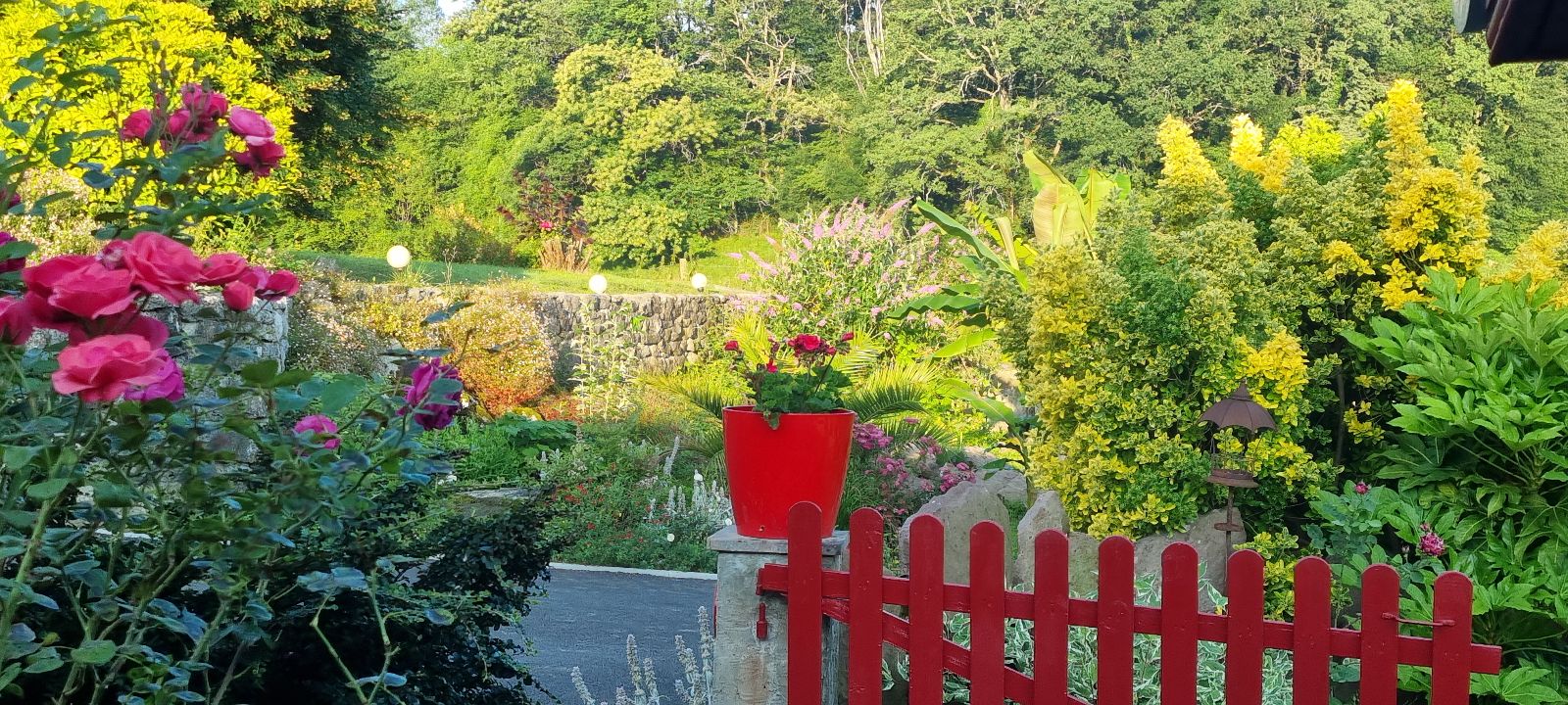 ENTREE ET VUE SUR  LES JARDINS 