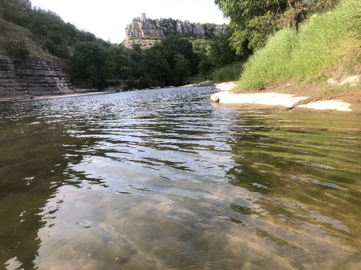 La rivière Ardèche coule au pied de la colline et offre des petites plages de sable ou de galets dans un cadre enchanteur. On peut la rejoindre à pied en quelques minutes. La rivière Ardèche coule au pied de la colline et offre des petites plages de sable ou de galets dans un cadre enchanteur. On peut la rejoindre à pied en quelques minutes.