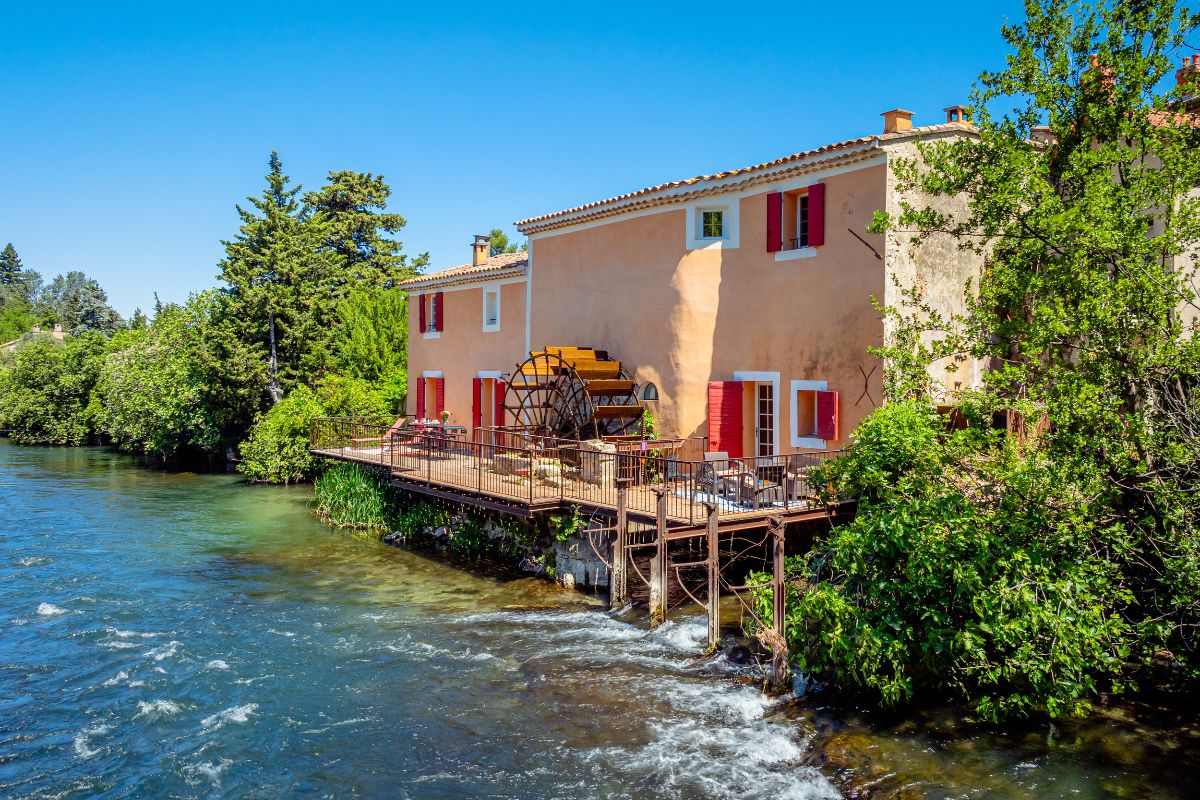 La Maison du Moulin, sa roue de moulin et la Sorgue