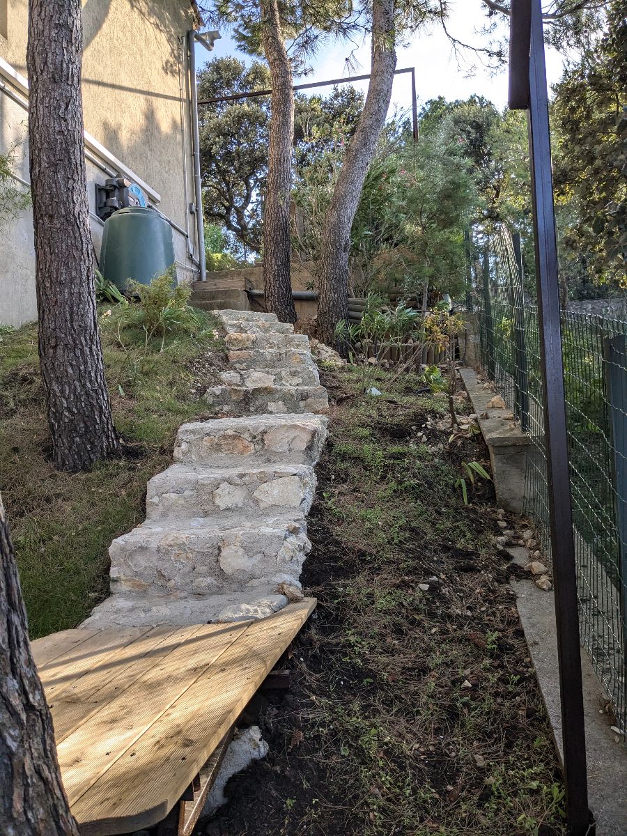 le jardinet de la terrasse nord ( escalier d'arriver)