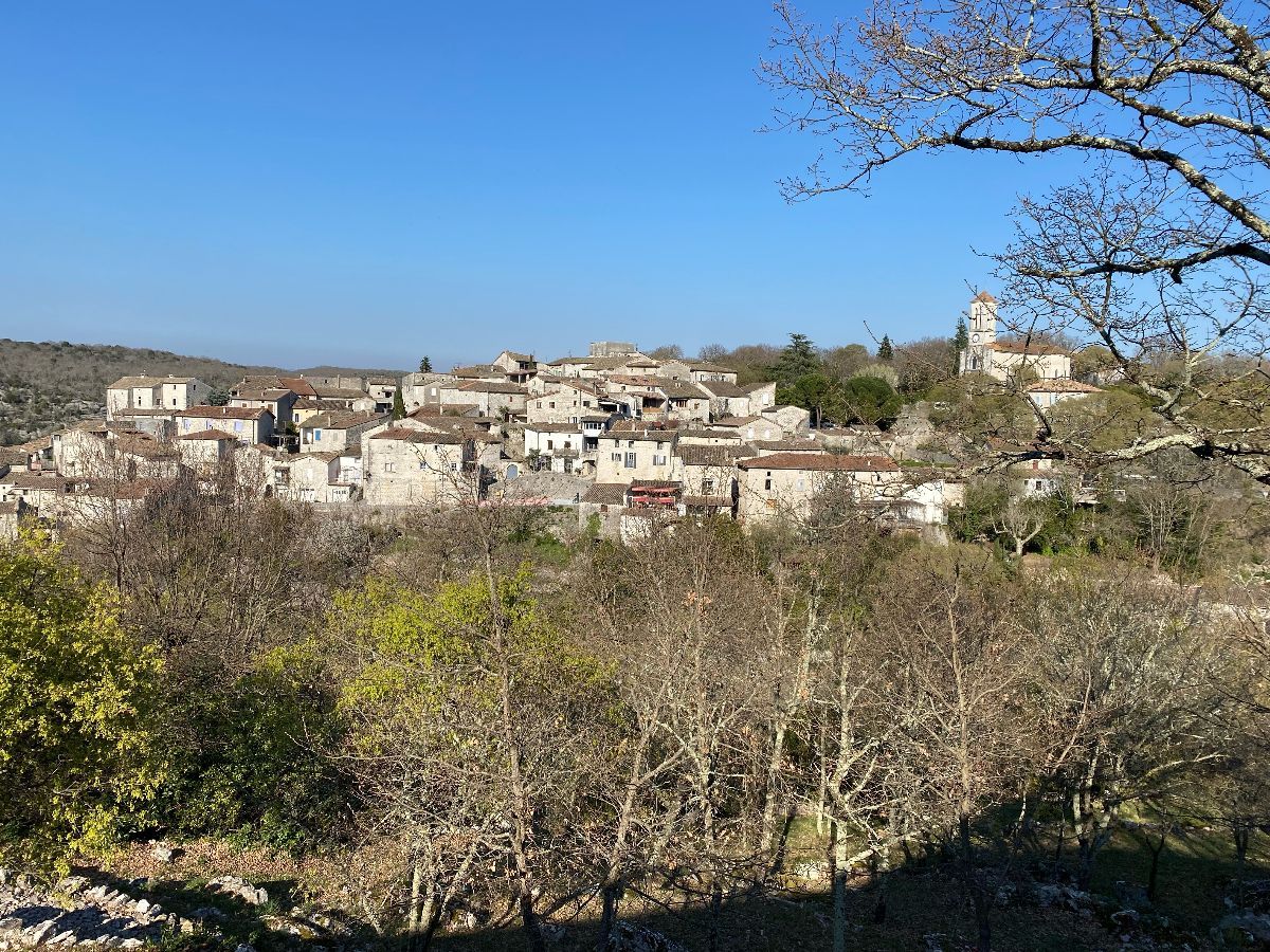 Le vieux village, vu du jardin, accessible en seulement quelques minutes à pied Le vieux village, vu du jardin, accessible en seulement quelques minutes à pied