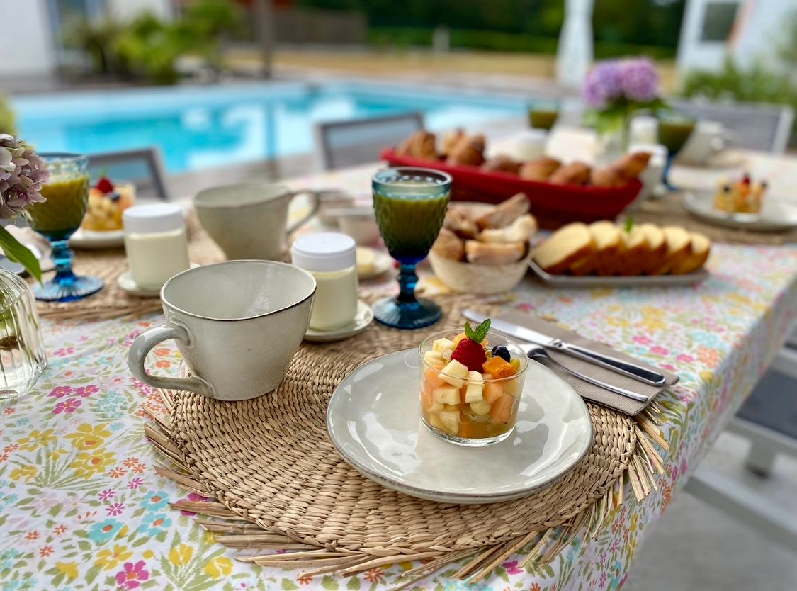 Café, Thé ou chocolat chaud av viennoiseries & fruits Café, Thé ou chocolat chaud av viennoiseries & fruits