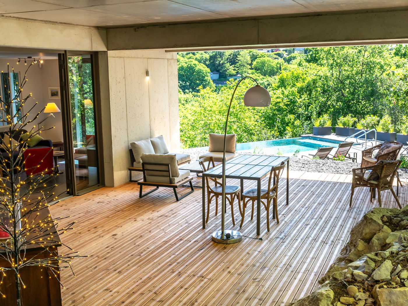 Une grande terrasse couverte, face à la piscine et donnnant directement sur le séjour-cuisine Une grande terrasse couverte, face à la piscine et donnnant directement sur le séjour-cuisine
