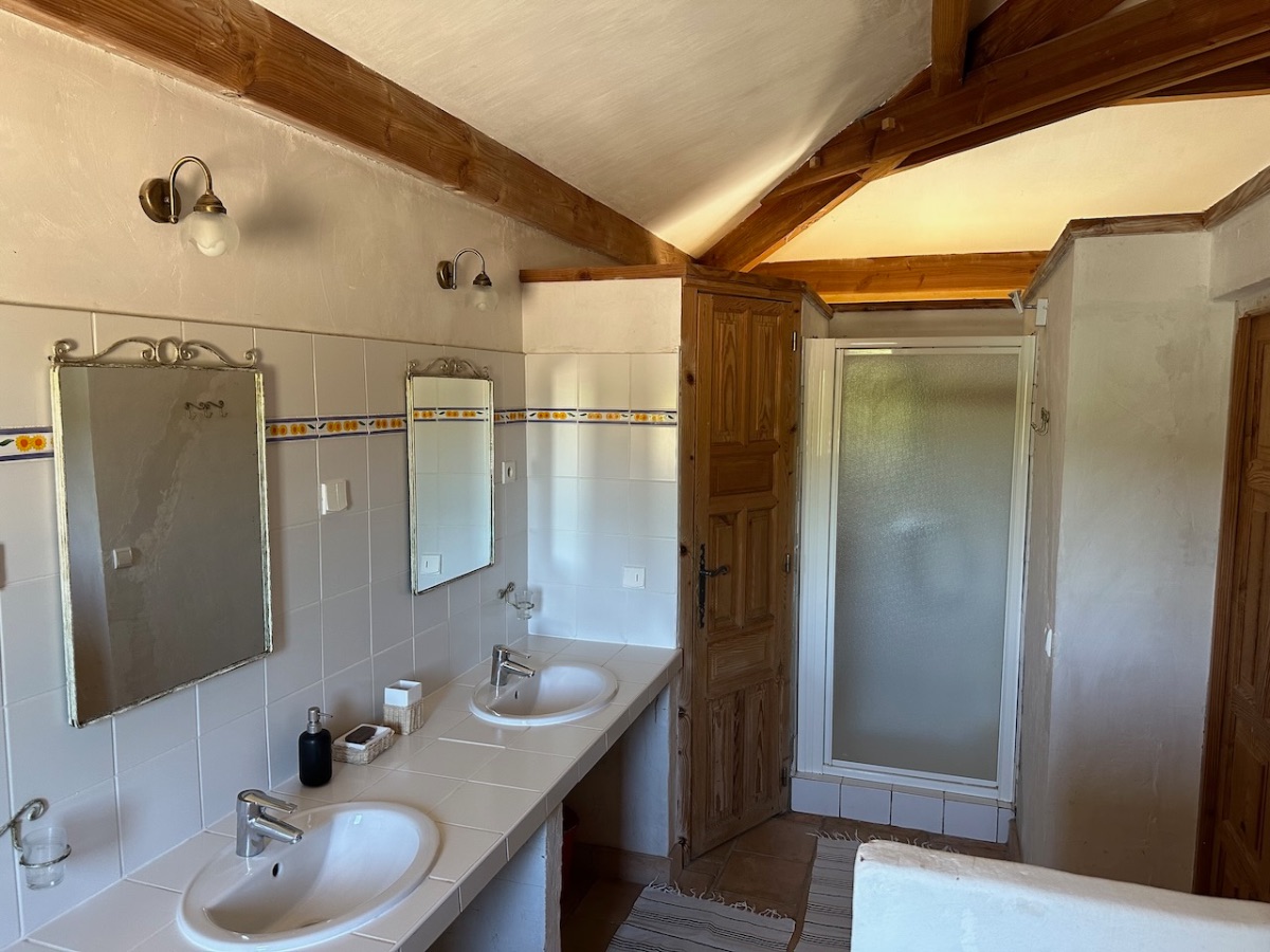 Salle de bain avec douche