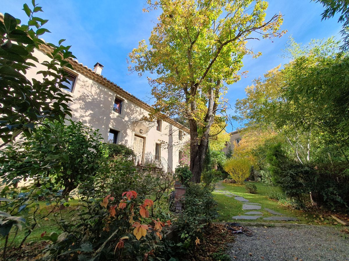 Le Clos dans son crin de verdure sans vis  vis