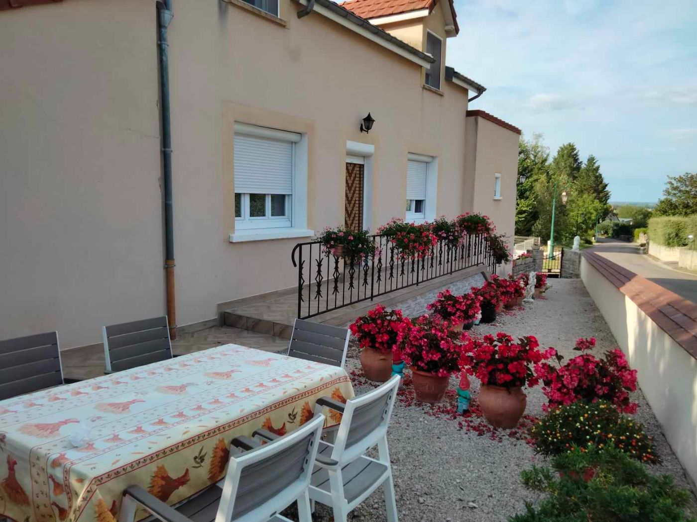 Devant de la maison de Famille en attente d'une Pergola pour cette t 2025