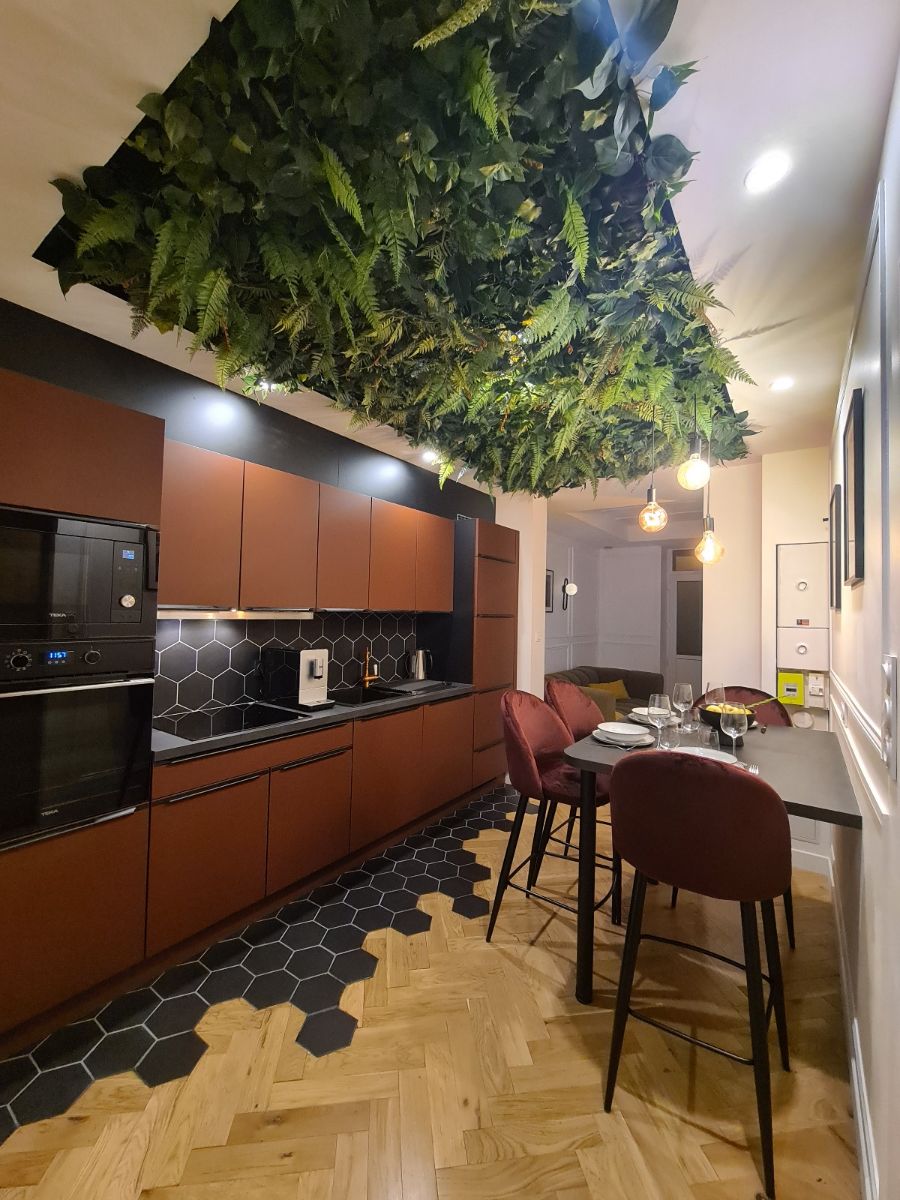 L'IMPROBABLE - Un lieu à part, où la cuisine devient une expérience. Sous une lumière douce et tamisée, cette cuisine atypique révèle ses lignes originales et son atmosphère feutrée. L' L'IMPROBABLE - Un lieu à part, où la cuisine devient une expérience. Sous une lumière douce et tamisée, cette cuisine atypique révèle ses lignes originales et son atmosphère feutrée. L'