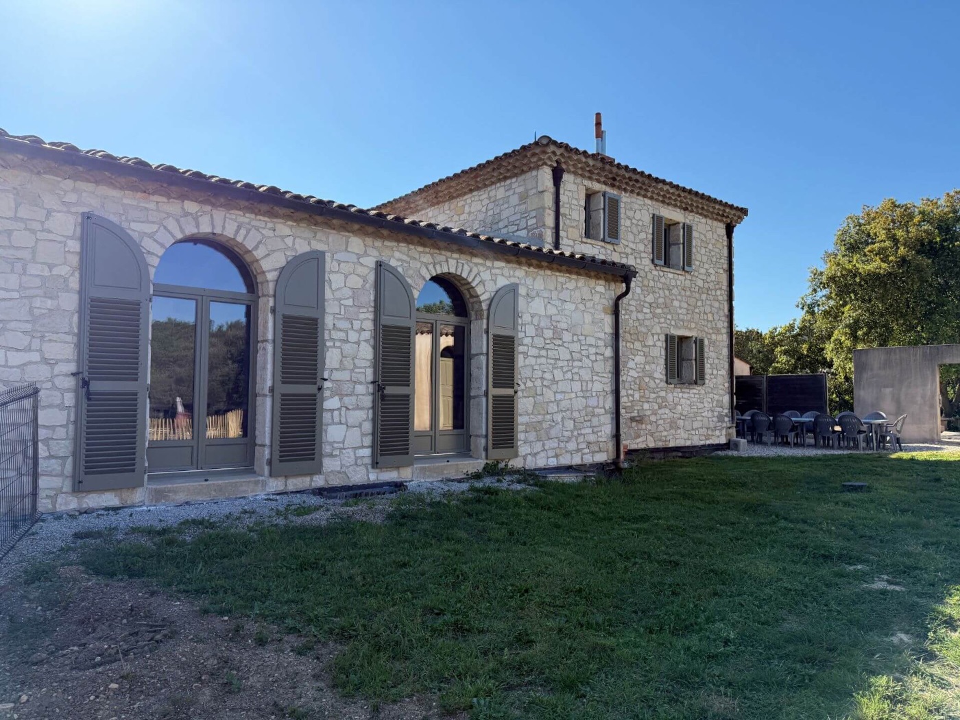 Façade côté patio Façade côté patio