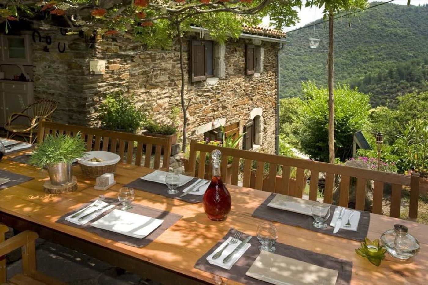 La terrasse sous la glycine pour les repas  l'extrieur