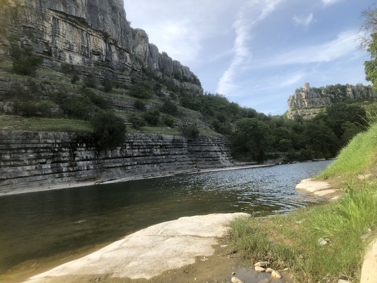 Baignade, canoë, pique-nique, les petites plages de l'Ardèche vous attendent. Baignade, canoë, pique-nique, les petites plages de l'Ardèche vous attendent.