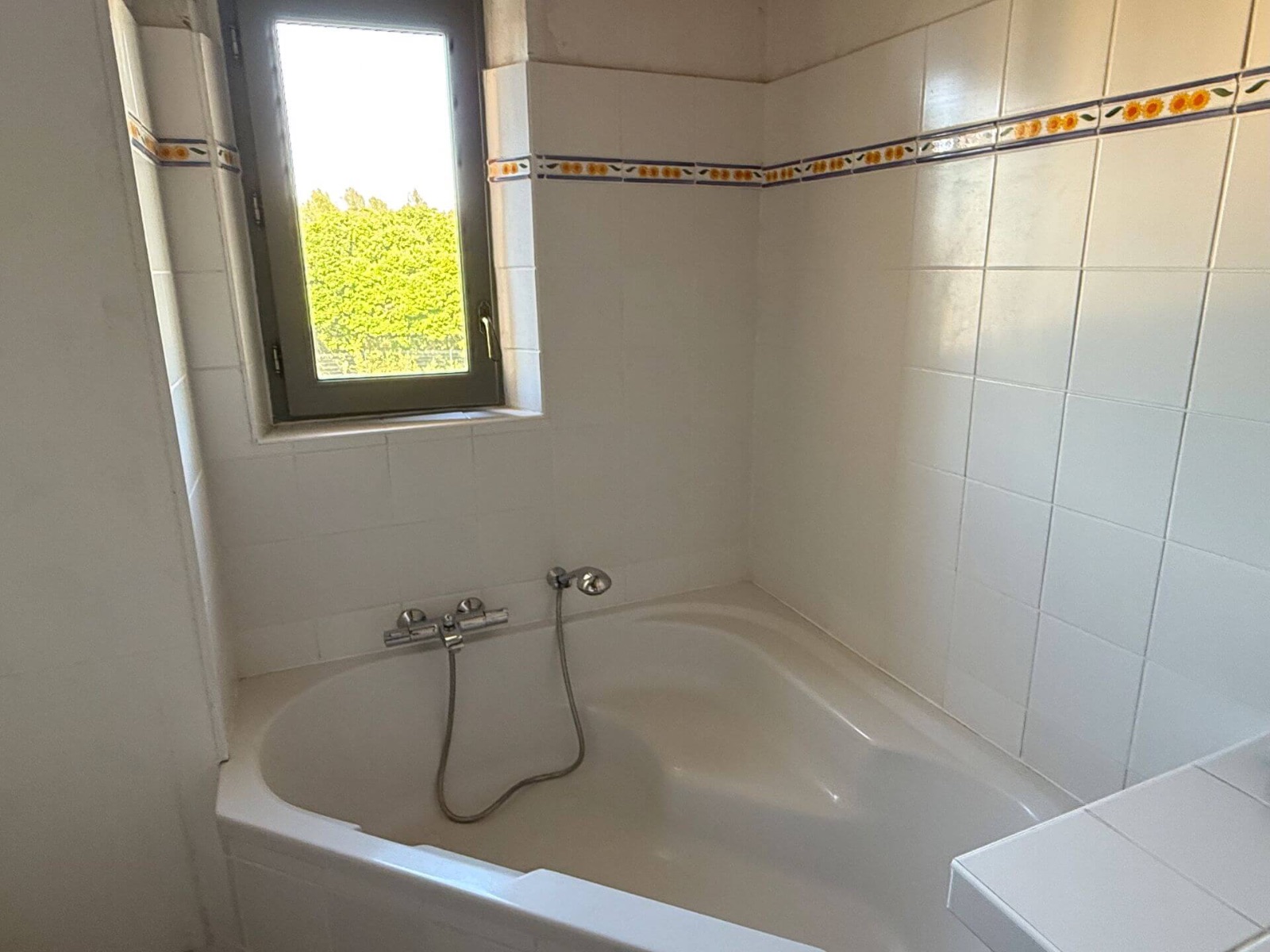 baignoire d'angle de la salle de bain attenante. baignoire d'angle de la salle de bain attenante.