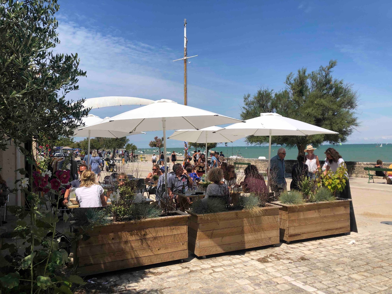 Djeuner en terrasse au Corner du Mle 